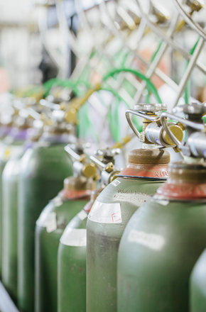 2022-6-8 Medford, OR - Lahna Marie Photography - SAFETY APPROVED.4G5A0135_BPW Side View of Cylinders Being Filled